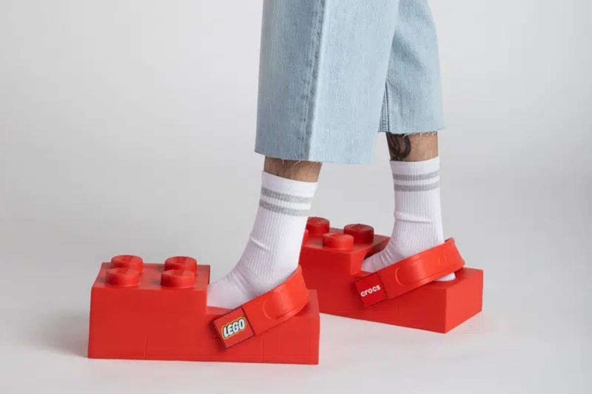 crocs lego la brick clog le sabot brique qui transforme vos pieds en lego xxl 1 crocs lego la brick clog le sabot brique qui transforme vos pieds en lego xxl 1