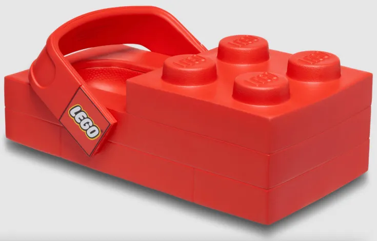 crocs lego la brick clog le sabot brique qui transforme vos pieds en lego xxl 2 crocs lego la brick clog le sabot brique qui transforme vos pieds en lego xxl 2