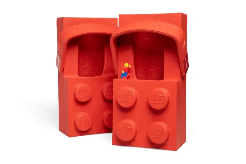 crocs lego la brick clog le sabot brique qui transforme vos pieds en lego xxl 3 crocs lego la brick clog le sabot brique qui transforme vos pieds en lego xxl 3