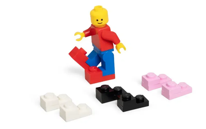 crocs lego la brick clog le sabot brique qui transforme vos pieds en lego xxl 4 crocs lego la brick clog le sabot brique qui transforme vos pieds en lego xxl 4