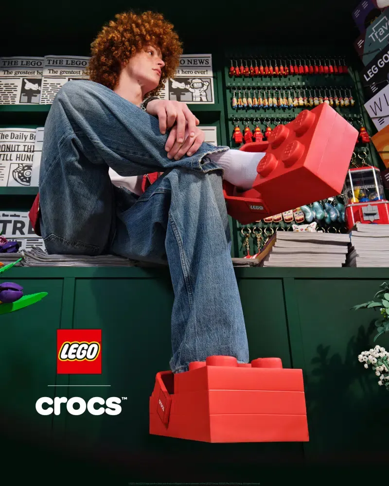 crocs lego la brick clog le sabot brique qui transforme vos pieds en lego xxl 5 crocs lego la brick clog le sabot brique qui transforme vos pieds en lego xxl 5