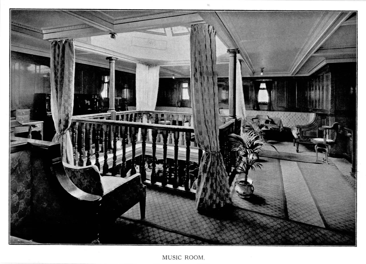 Salon de première classe à bord du SS Waratah . Également connu sous le nom de salon des dames ou de salle de musique. Salon de première classe à bord du SS Waratah . Également connu sous le nom de salon des dames ou de salle de musique.
