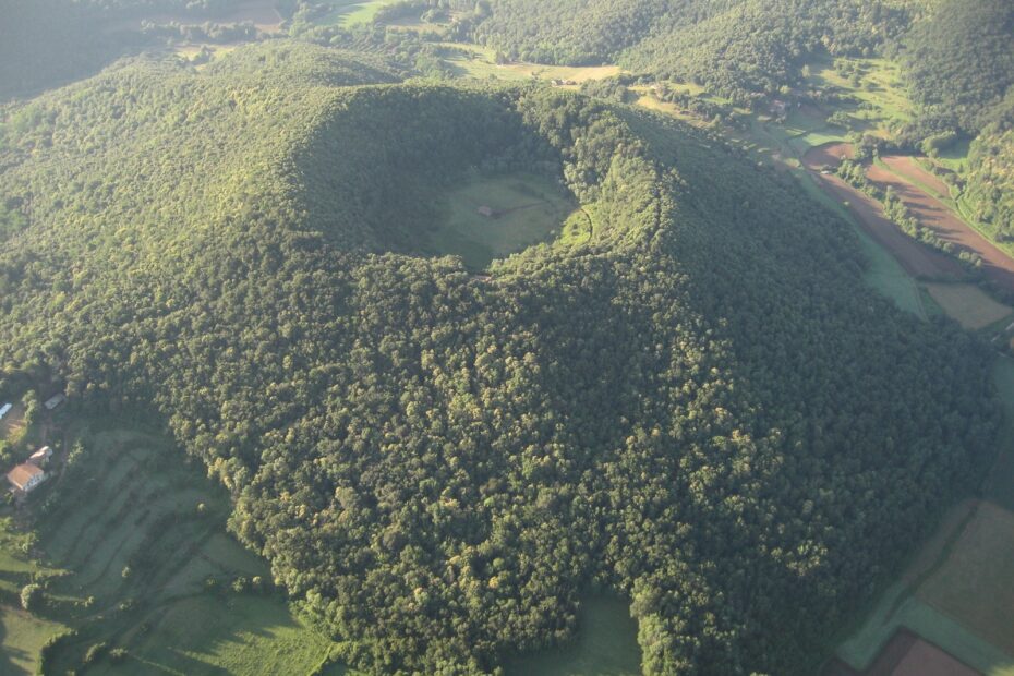 volcan santa margarida une chapelle dans un cratere en catalogne 1