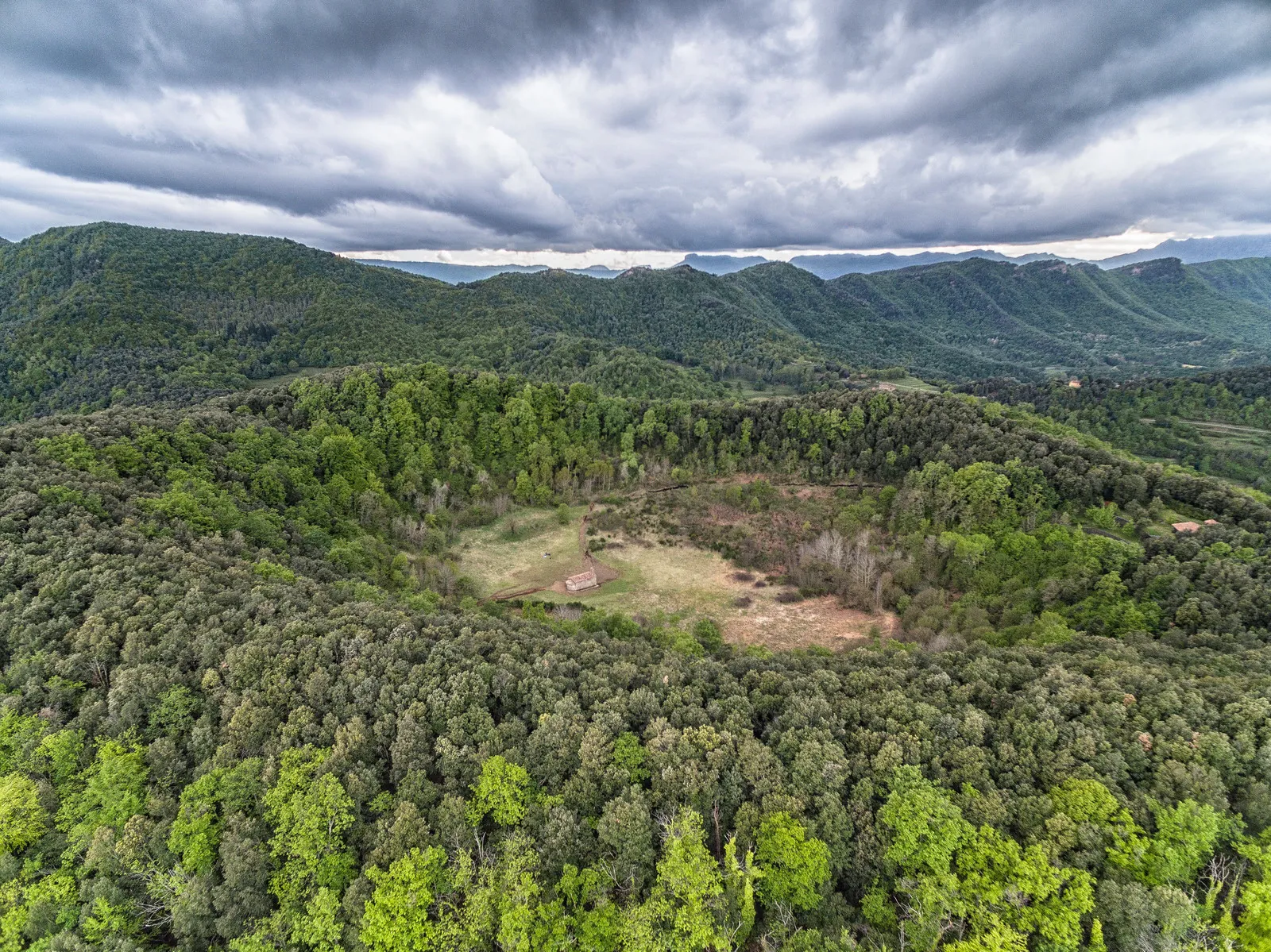 volcan santa margarida une chapelle dans un cratere en catalogne 2 volcan santa margarida une chapelle dans un cratere en catalogne 2