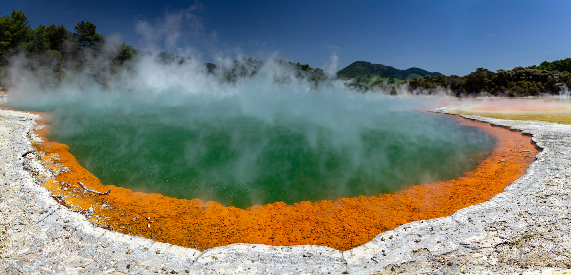 Champagne Pool, le bassin géothermique de Nouvelle-Zélande qui pétille sans laisser tremper un orteil champagne pool bassin geothermique de nouvelle zelande wai o tapu 2 Champagne Pool, le bassin géothermique de Nouvelle-Zélande qui pétille sans laisser tremper un orteil