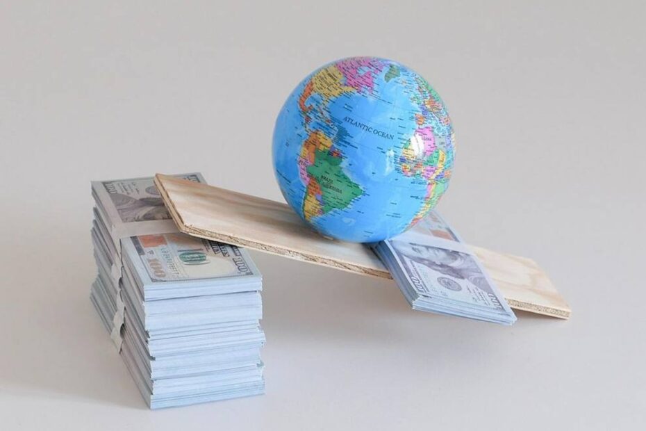 delfino fidel le sculpteur qui transforme les objets du quotidien en satire pop 1