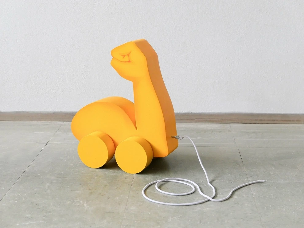 delfino fidel le sculpteur qui transforme les objets du quotidien en satire pop 11 delfino fidel le sculpteur qui transforme les objets du quotidien en satire pop 11