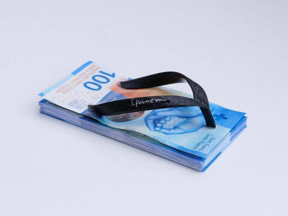 delfino fidel le sculpteur qui transforme les objets du quotidien en satire pop 14 delfino fidel le sculpteur qui transforme les objets du quotidien en satire pop 14