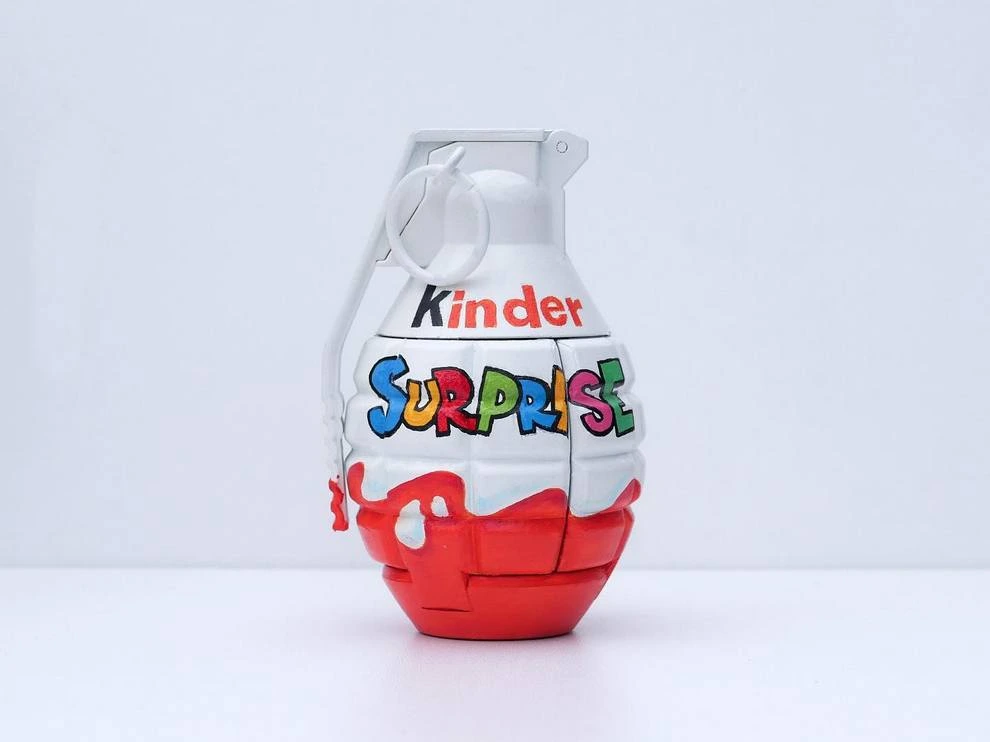 delfino fidel le sculpteur qui transforme les objets du quotidien en satire pop 2 delfino fidel le sculpteur qui transforme les objets du quotidien en satire pop 2