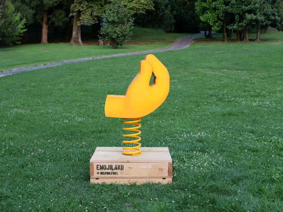 delfino fidel le sculpteur qui transforme les objets du quotidien en satire pop 4 delfino fidel le sculpteur qui transforme les objets du quotidien en satire pop 4