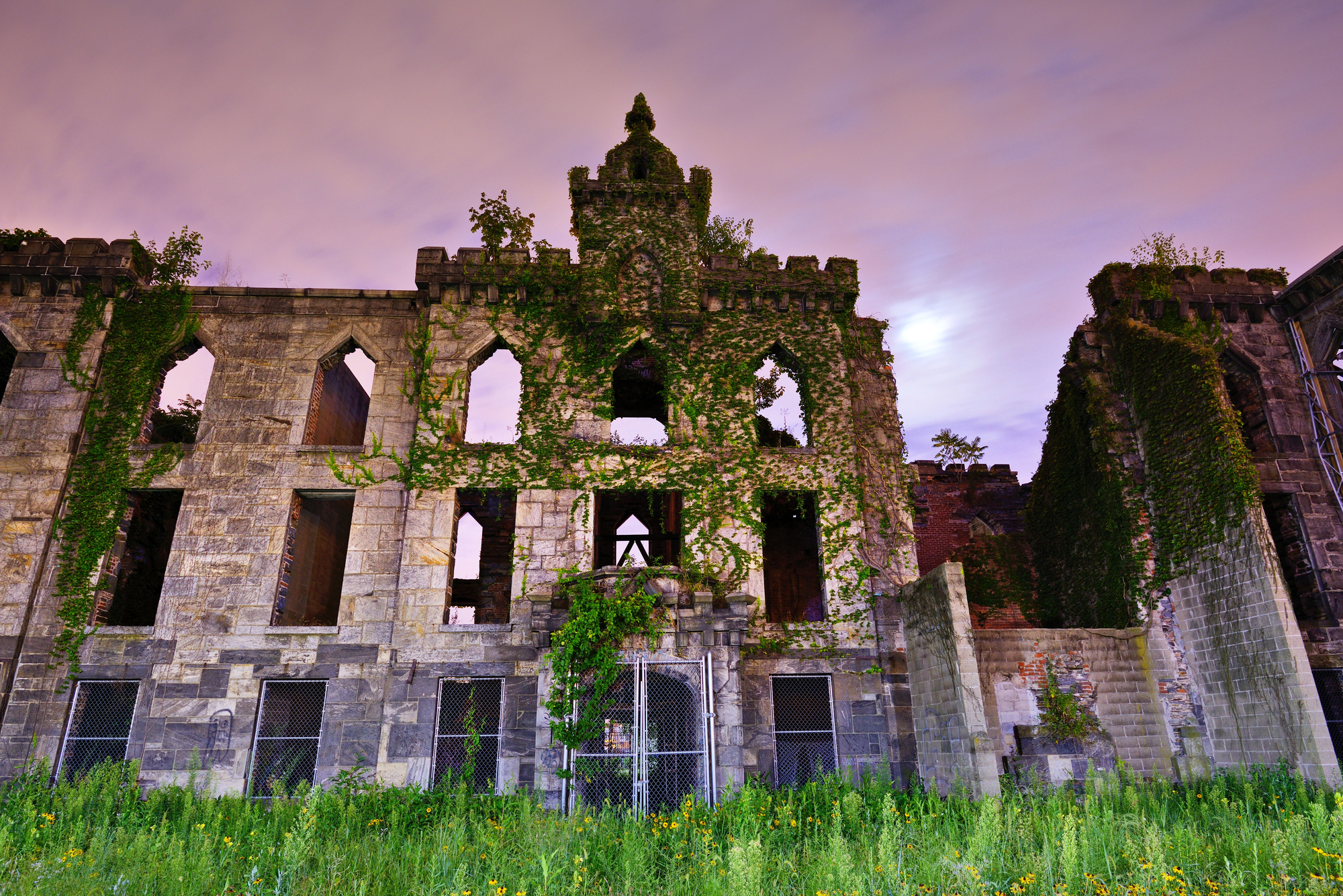 Le Smallpox Hospital de Roosevelt Island, la ruine gothique oubliée de New York le smallpox hospital de roosevelt island la ruine gothique oubliee de new york 1 Le Smallpox Hospital de Roosevelt Island, la ruine gothique oubliée de New York