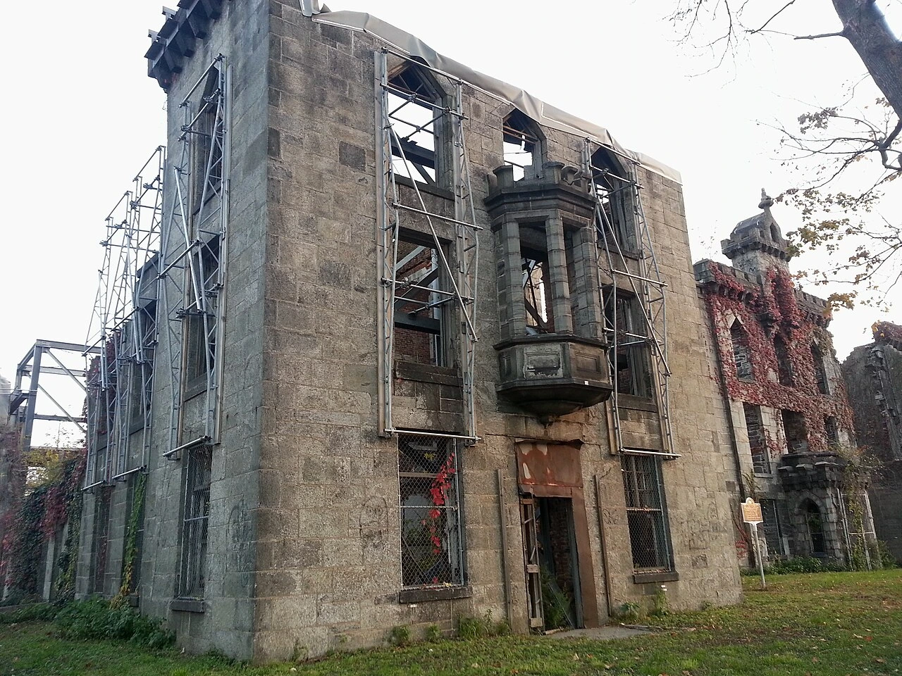le smallpox hospital de roosevelt island la ruine gothique oubliee de new york 4 le smallpox hospital de roosevelt island la ruine gothique oubliee de new york 4