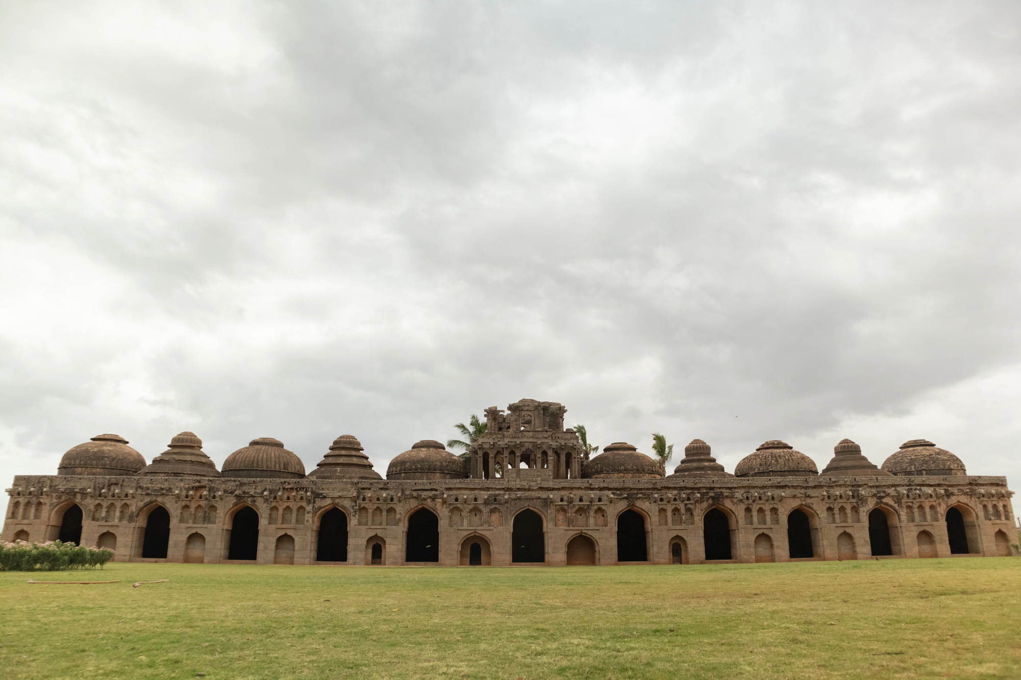 les ecuries d elephants de hampi un monument imperial aussi massif quelegant 2 les ecuries d elephants de hampi un monument imperial aussi massif quelegant 2
