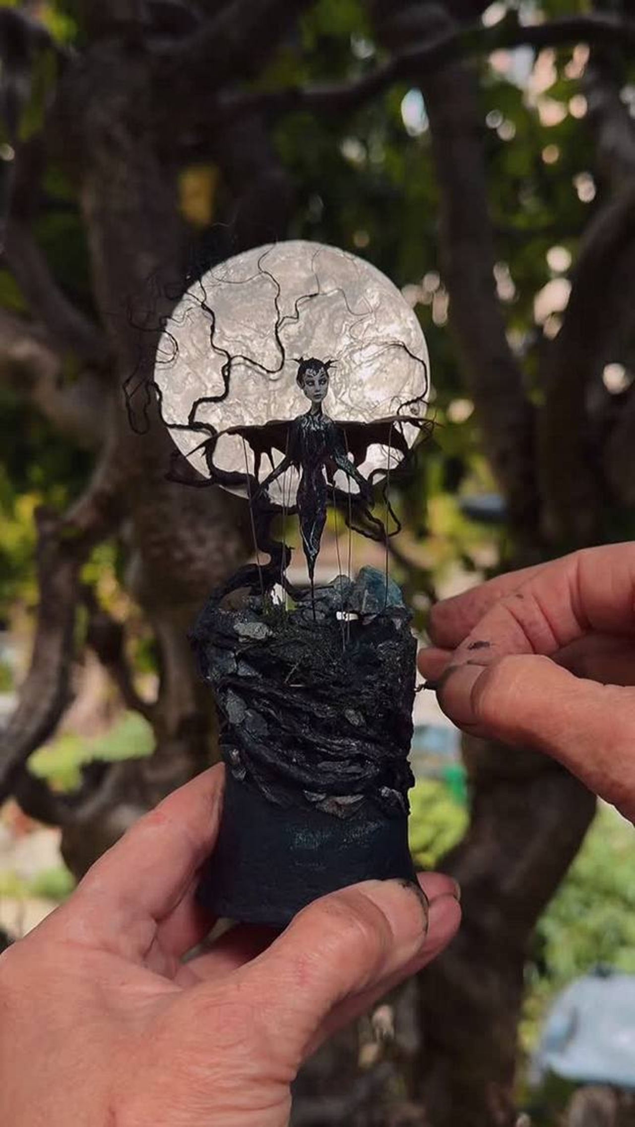 Les miniatures animées et sculptures cinétiques de Penny Thomson les miniatures animees et sculptures cinetiques de penny thomson 1 sorciere pleine lune Les miniatures animées et sculptures cinétiques de Penny Thomson