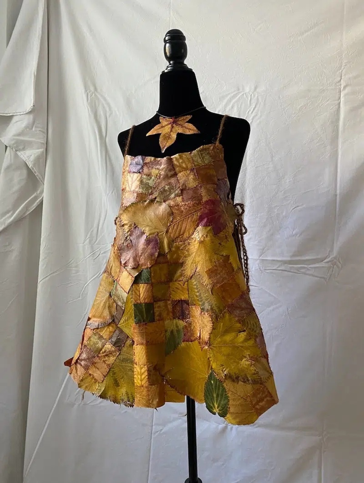 amanda meyer et sa robe en feuilles cousue main quand lautomne devient haute couture 1 amanda meyer et sa robe en feuilles cousue main quand lautomne devient haute couture 1