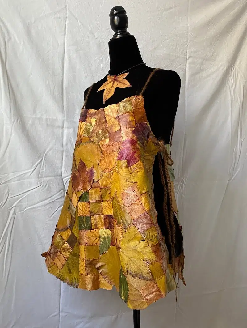 amanda meyer et sa robe en feuilles cousue main quand lautomne devient haute couture 5 amanda meyer et sa robe en feuilles cousue main quand lautomne devient haute couture 5