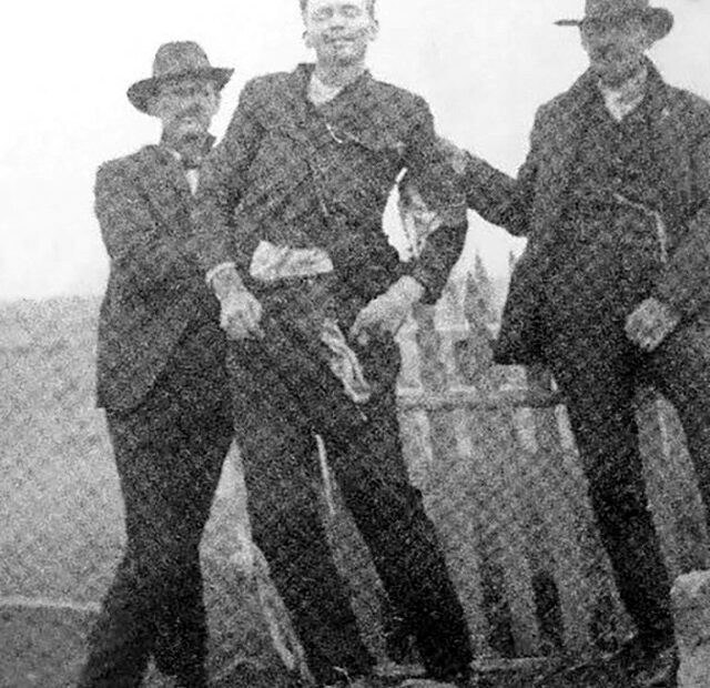 john shaw le hors la loi du far west exhume pour boire son dernier verre 2