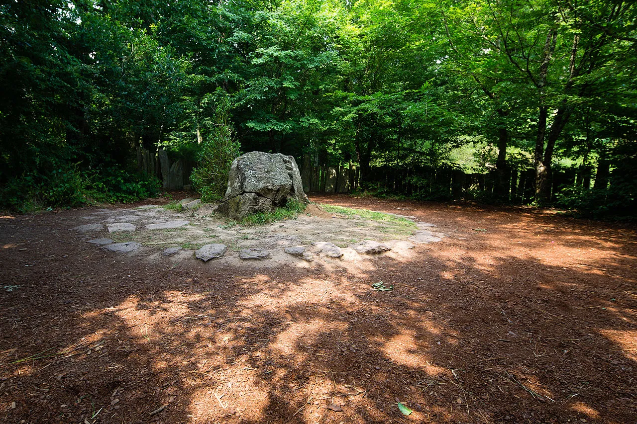 le tombeau de merlin en bretagne dans la foret de broceliande entre legende arthurienne et foret mysterieuse 2 le tombeau de merlin en bretagne dans la foret de broceliande entre legende arthurienne et foret mysterieuse 2