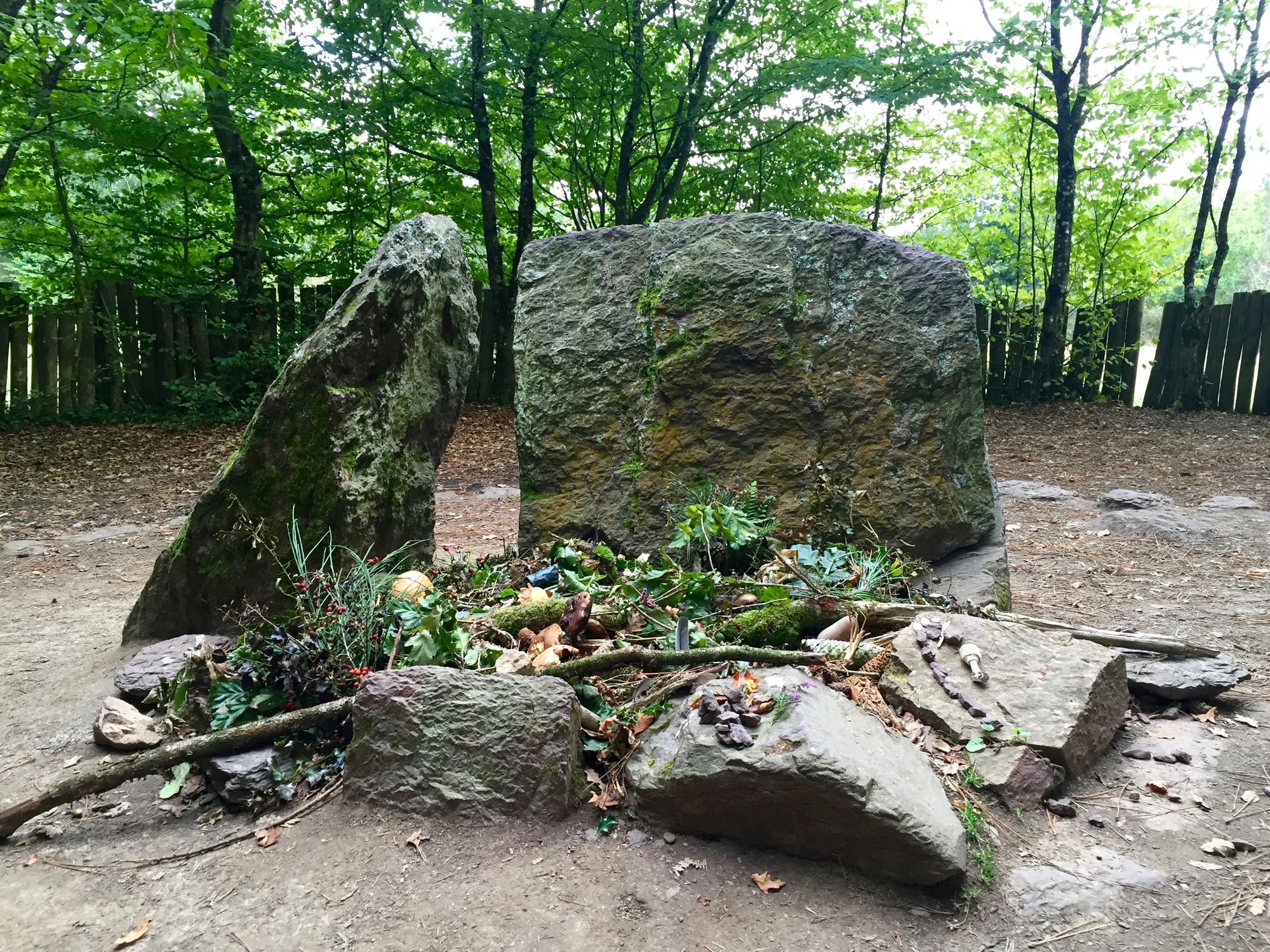 le tombeau de merlin en bretagne dans la foret de broceliande entre legende arthurienne et foret mysterieuse 4 le tombeau de merlin en bretagne dans la foret de broceliande entre legende arthurienne et foret mysterieuse 4