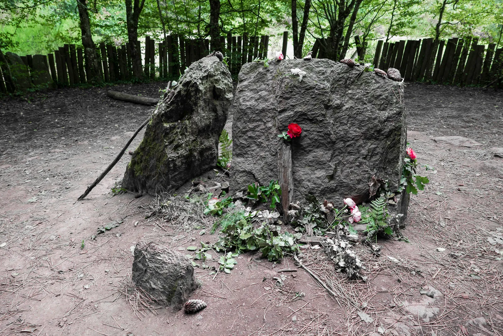 le tombeau de merlin en bretagne dans la foret de broceliande entre legende arthurienne et foret mysterieuse 5 le tombeau de merlin en bretagne dans la foret de broceliande entre legende arthurienne et foret mysterieuse 5