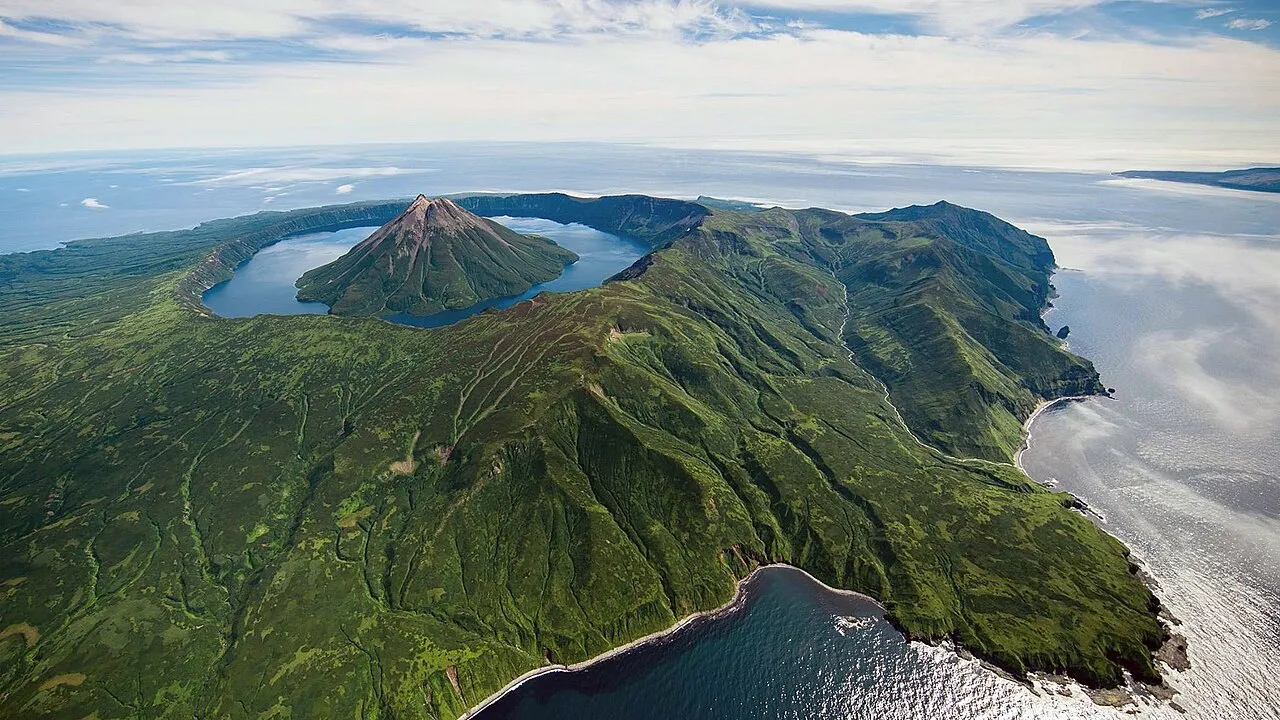 le volcan krenitsyn etonnant volcan dans un volcan de l ile donekotan russie 2 le volcan krenitsyn etonnant volcan dans un volcan de l ile donekotan russie 2