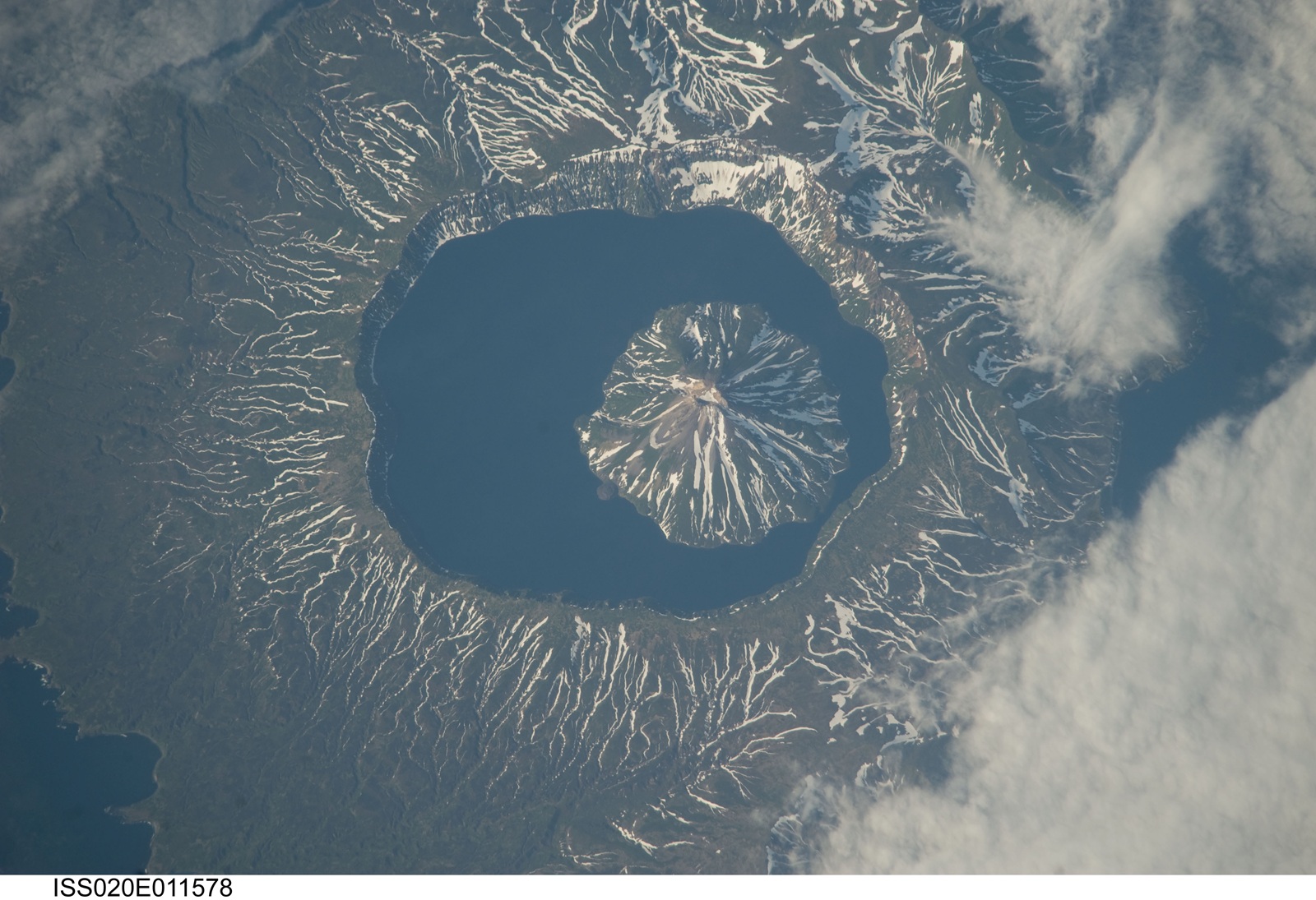 le volcan krenitsyn etonnant volcan dans un volcan de l ile donekotan russie 3 le volcan krenitsyn etonnant volcan dans un volcan de l ile donekotan russie 3