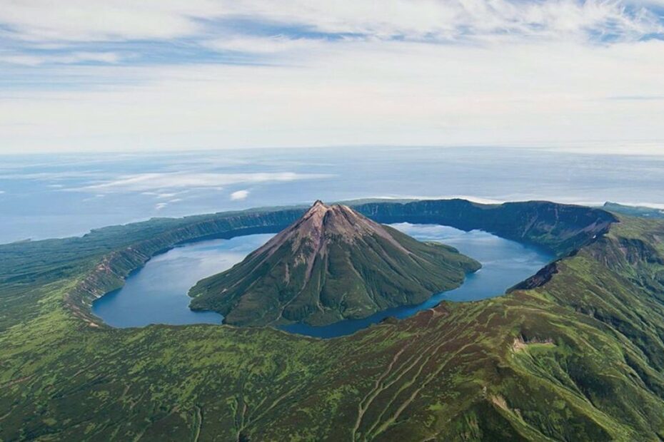 le volcan krenitsyn etonnant volcan dans un volcan de l ile donekotan russie1
