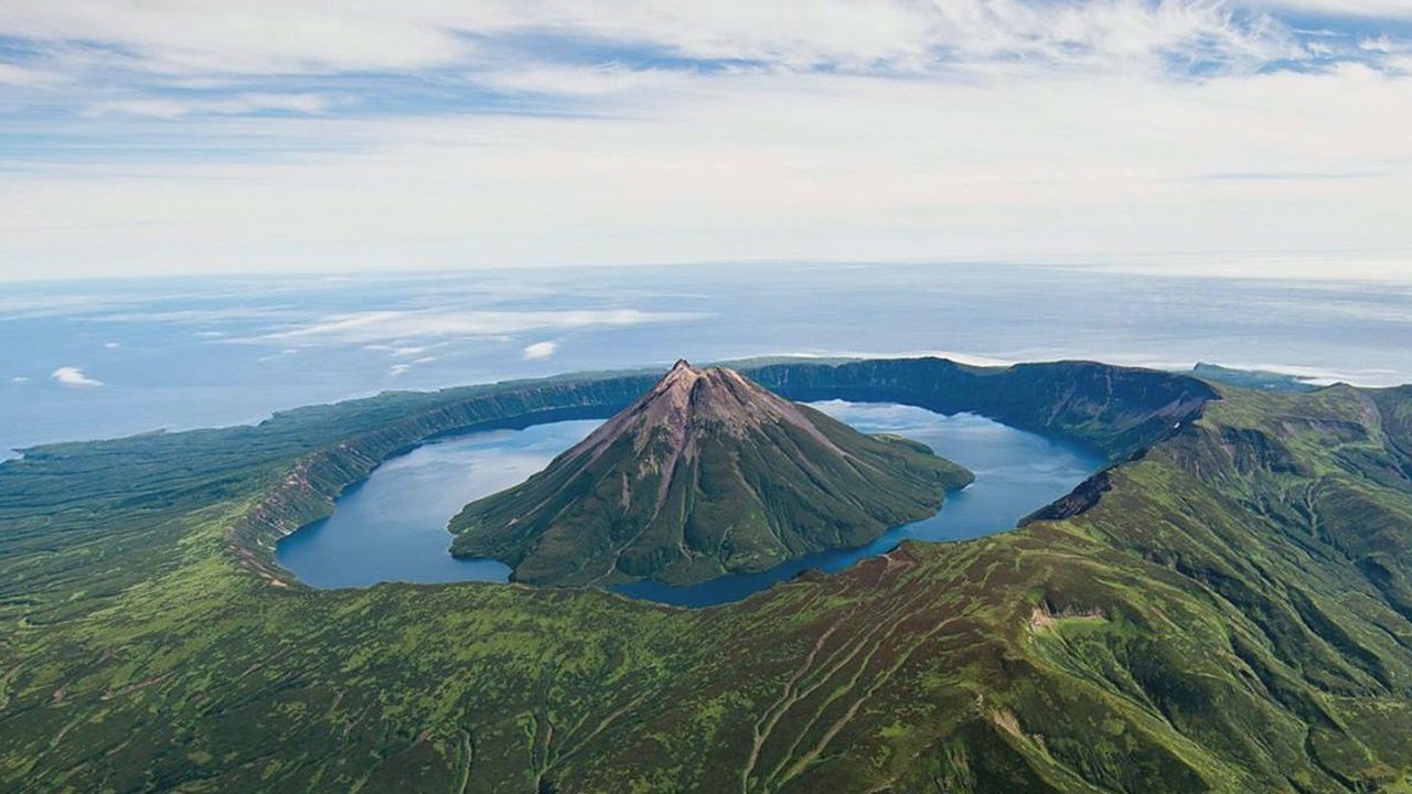 le volcan krenitsyn etonnant volcan dans un volcan de l ile donekotan russie1 le volcan krenitsyn etonnant volcan dans un volcan de l ile donekotan russie1