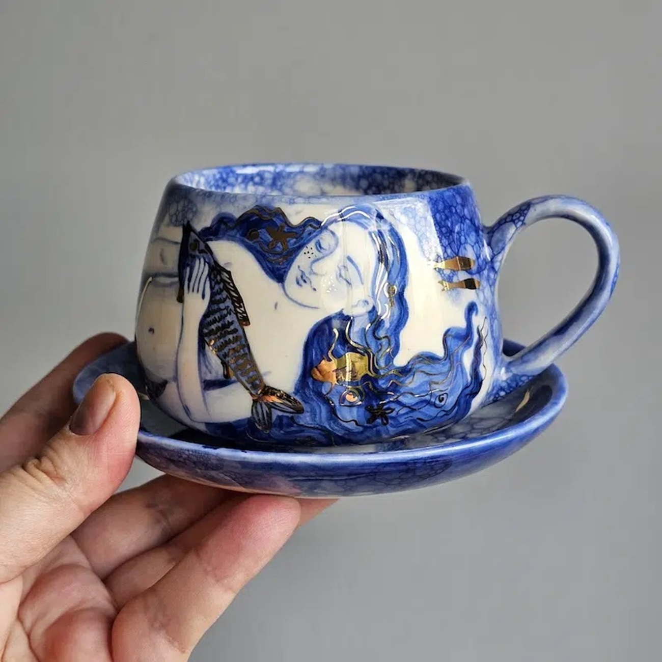 Les céramiques sirènes de Iuliia Osoka, entre porcelaine, écume bleue et rehauts d’or les ceramiques sirenes de iuliia osoka entre porcelaine ecume bleue et rehauts d or 1 Les céramiques sirènes de Iuliia Osoka, entre porcelaine, écume bleue et rehauts d’or