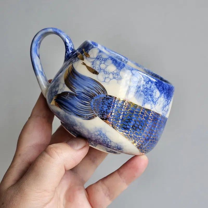 les ceramiques sirenes de iuliia osoka entre porcelaine ecume bleue et rehauts d or 3 les ceramiques sirenes de iuliia osoka entre porcelaine ecume bleue et rehauts d or 3