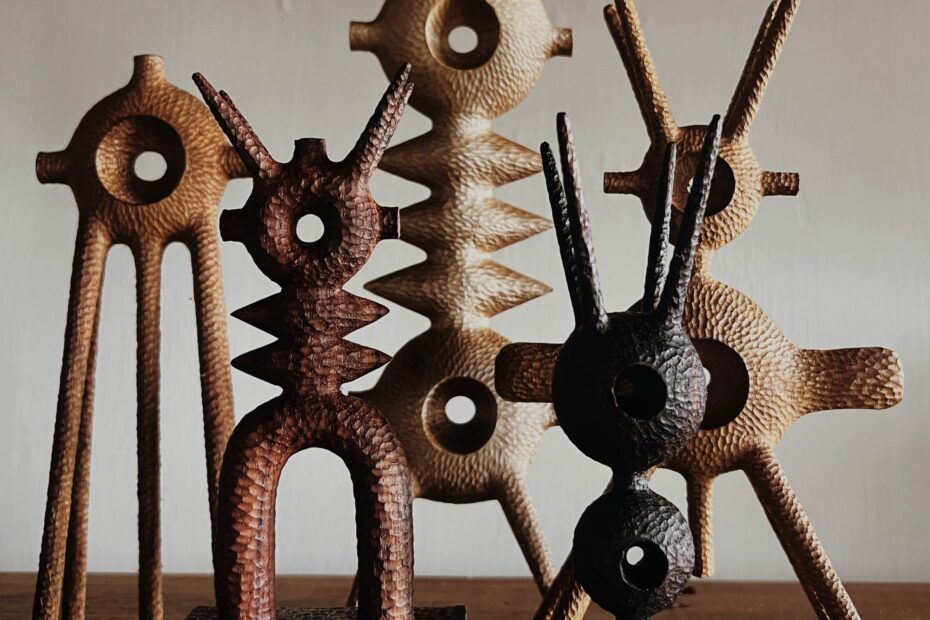 Aleph Geddis sculpte d’étranges figures en bois, entre talismans et silhouettes rétrofuturistes aleph geddis sculpte detranges figures en bois entre talismans et silhouettes retrofuturistes 1 aleph geddis sculpte detranges figures en bois entre talismans et silhouettes retrofuturistes 1