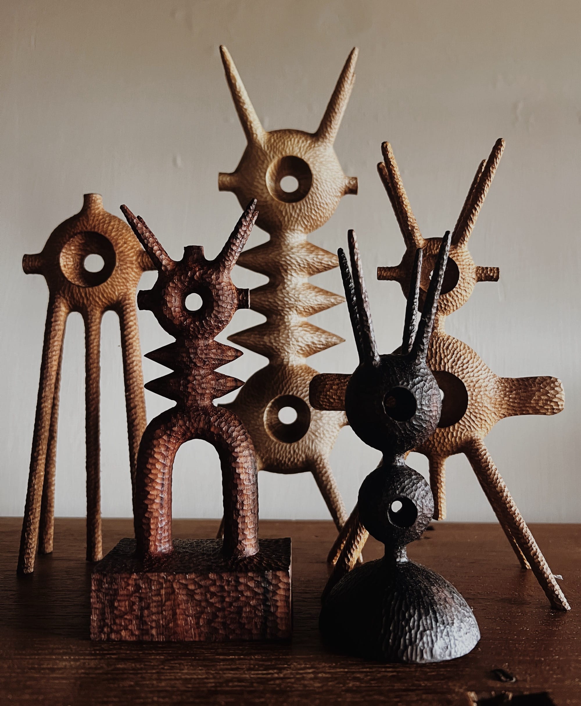 aleph geddis sculpte detranges figures en bois entre talismans et silhouettes retrofuturistes 1 aleph geddis sculpte detranges figures en bois entre talismans et silhouettes retrofuturistes 1