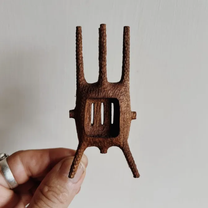 aleph geddis sculpte detranges figures en bois entre talismans et silhouettes retrofuturistes 2 aleph geddis sculpte detranges figures en bois entre talismans et silhouettes retrofuturistes 2