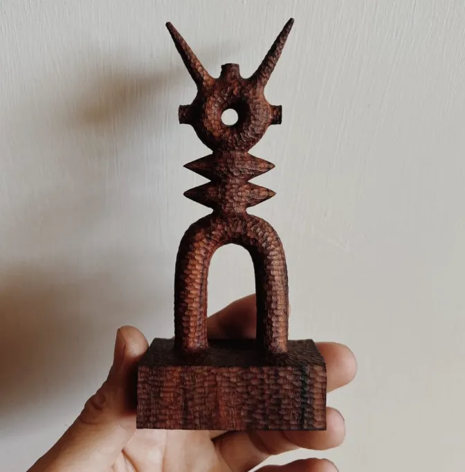 aleph geddis sculpte detranges figures en bois entre talismans et silhouettes retrofuturistes 3 aleph geddis sculpte detranges figures en bois entre talismans et silhouettes retrofuturistes 3