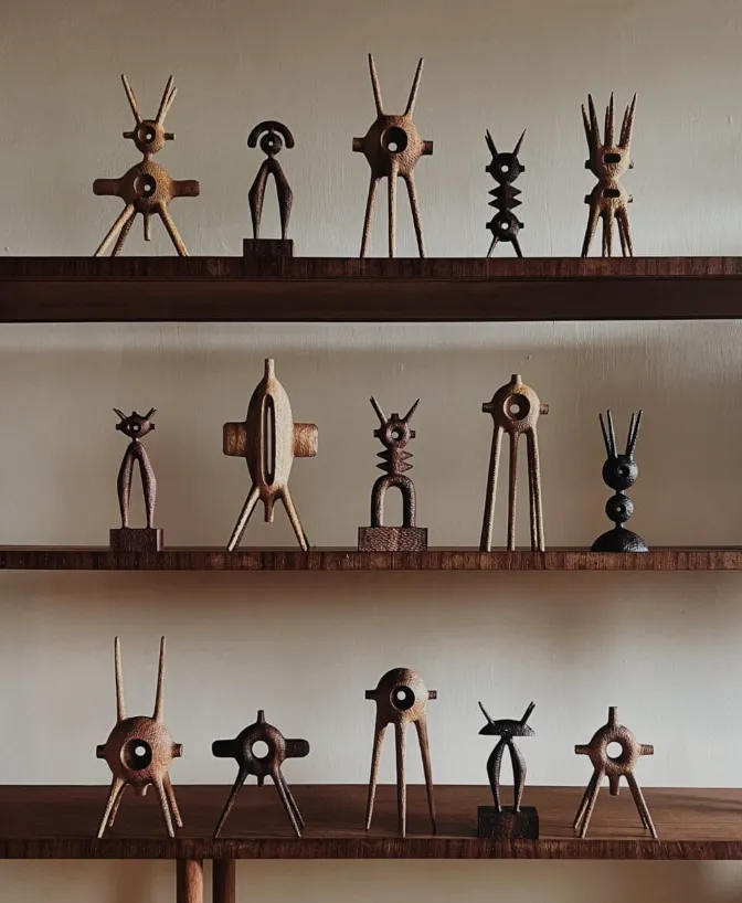 aleph geddis sculpte detranges figures en bois entre talismans et silhouettes retrofuturistes 4 aleph geddis sculpte detranges figures en bois entre talismans et silhouettes retrofuturistes 4