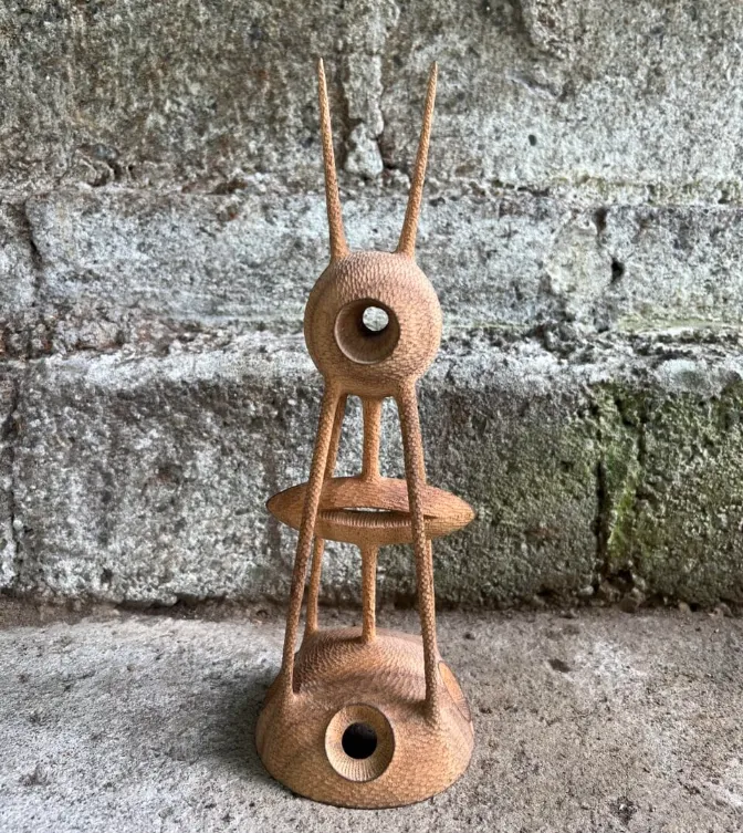 aleph geddis sculpte detranges figures en bois entre talismans et silhouettes retrofuturistes 5 aleph geddis sculpte detranges figures en bois entre talismans et silhouettes retrofuturistes 5