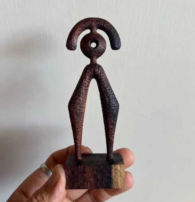aleph geddis sculpte detranges figures en bois entre talismans et silhouettes retrofuturistes 6 aleph geddis sculpte detranges figures en bois entre talismans et silhouettes retrofuturistes 6