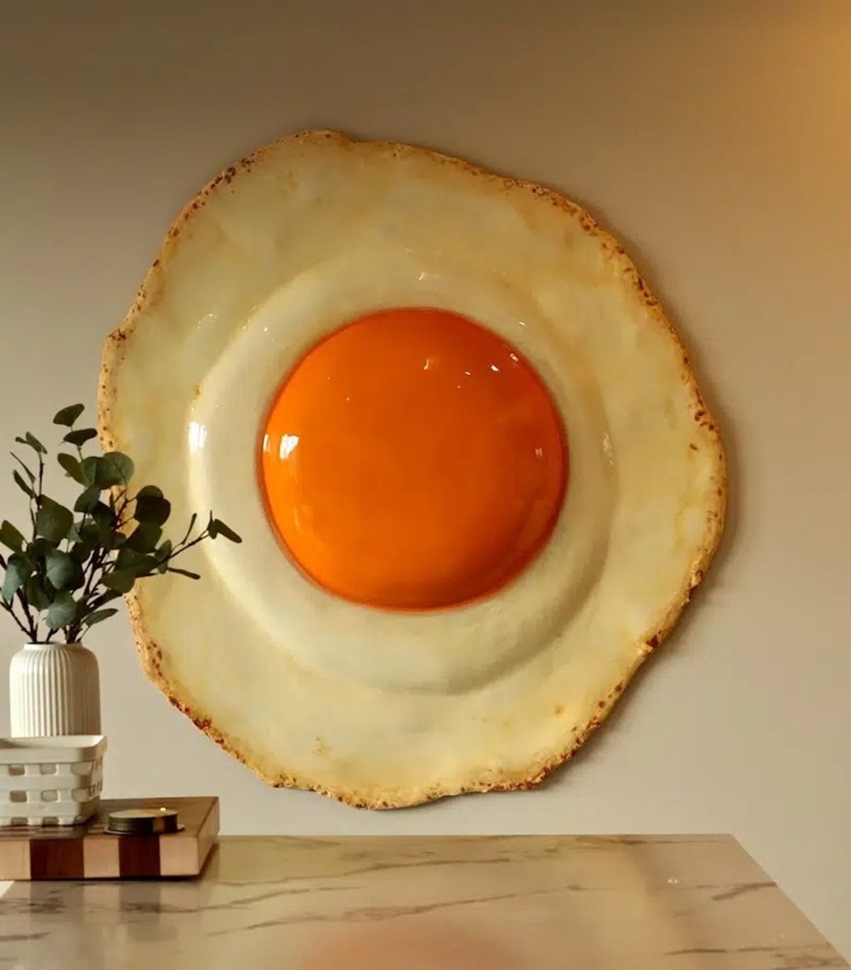 erika s rhinelander cree des sculptures doeufs au plat plus vraies que nature 1 erika s rhinelander cree des sculptures doeufs au plat plus vraies que nature 1