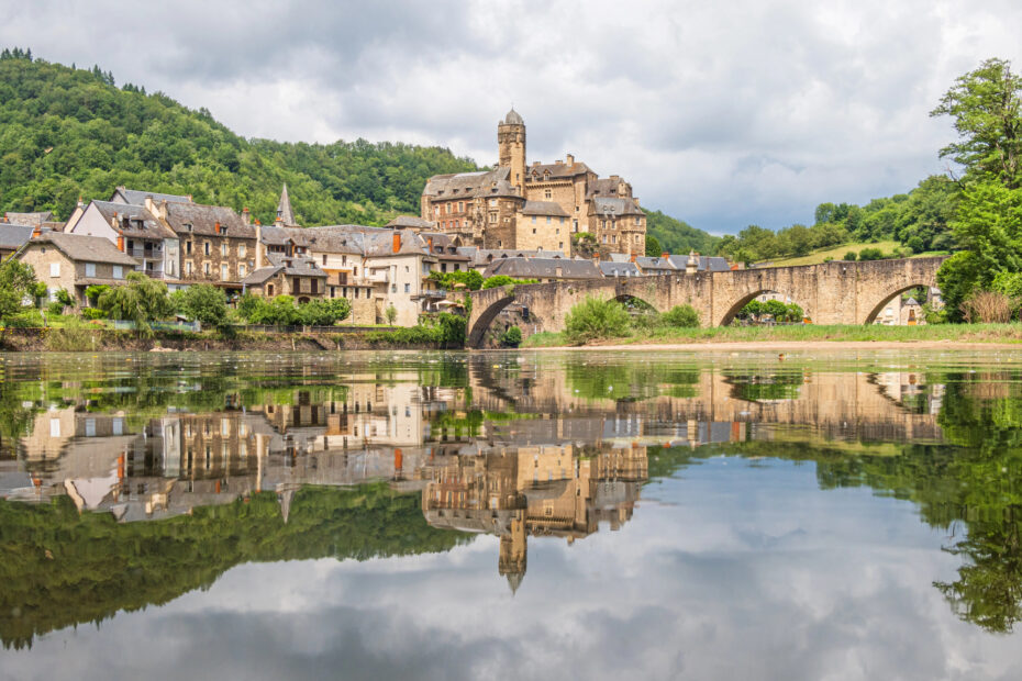 Estaing, le village médiéval de l’Aveyron dominé par un château au bord du Lot estaing le village medieval de laveyron domine par un chateau au bord du lot 1 estaing le village medieval de laveyron domine par un chateau au bord du lot 1