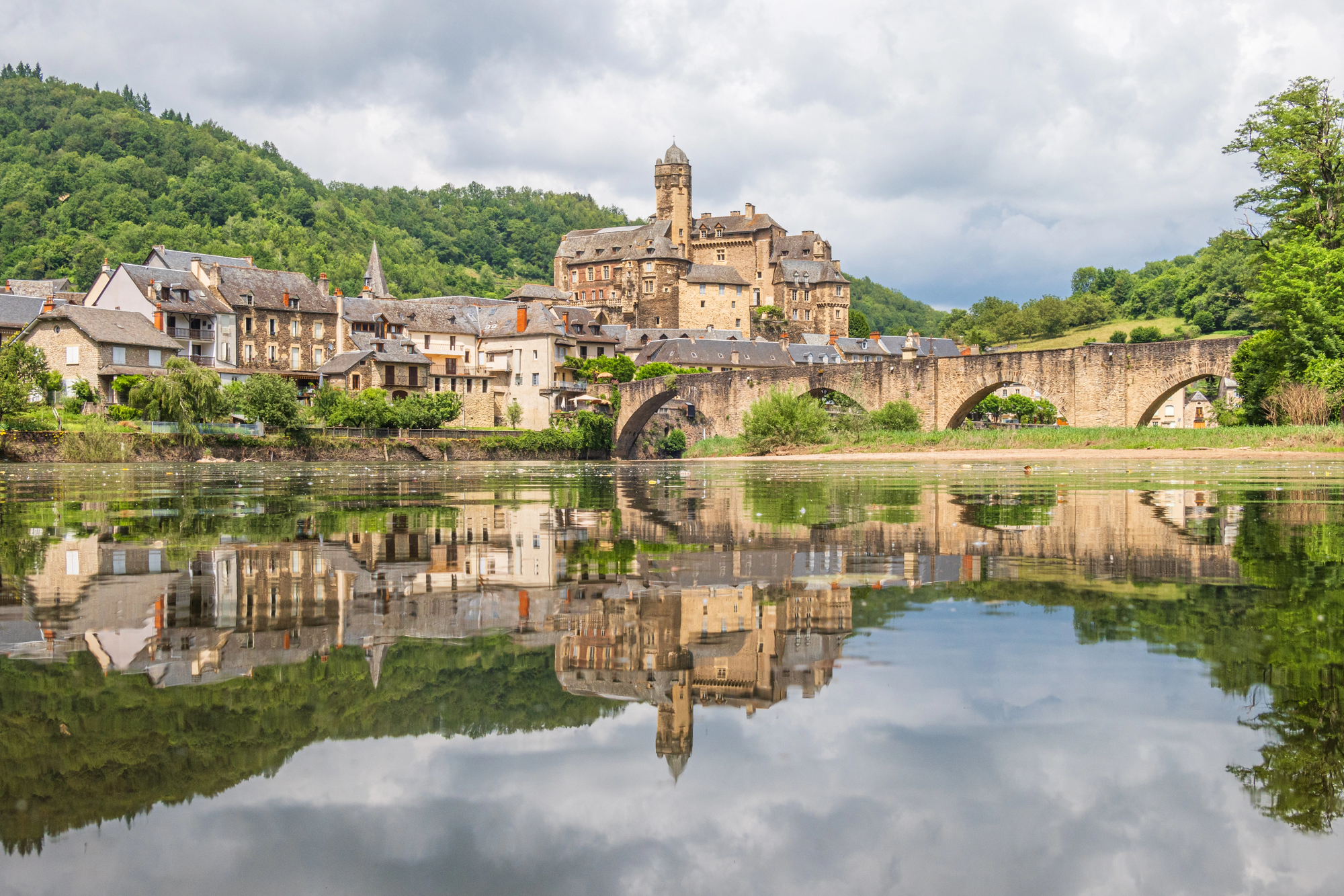 Estaing, le village médiéval de l’Aveyron dominé par un château au bord du Lot estaing le village medieval de laveyron domine par un chateau au bord du lot 1 Estaing, le village médiéval de l’Aveyron dominé par un château au bord du Lot