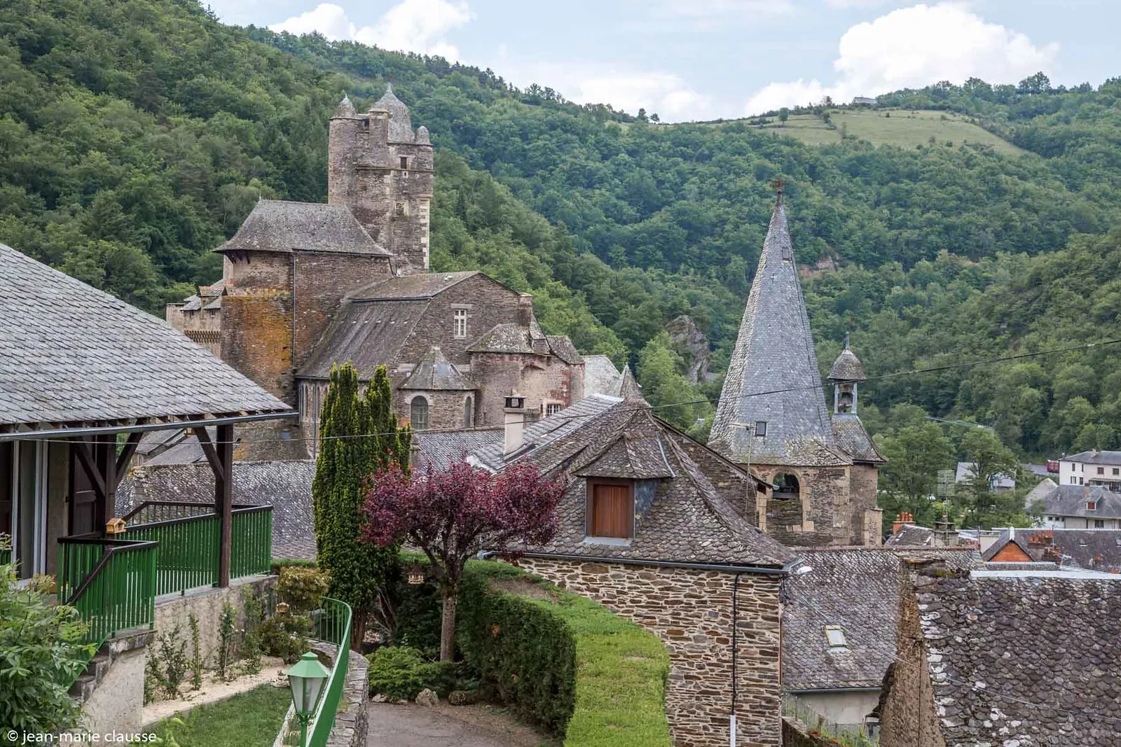 estaing le village medieval de laveyron domine par un chateau au bord du lot 2 estaing le village medieval de laveyron domine par un chateau au bord du lot 2