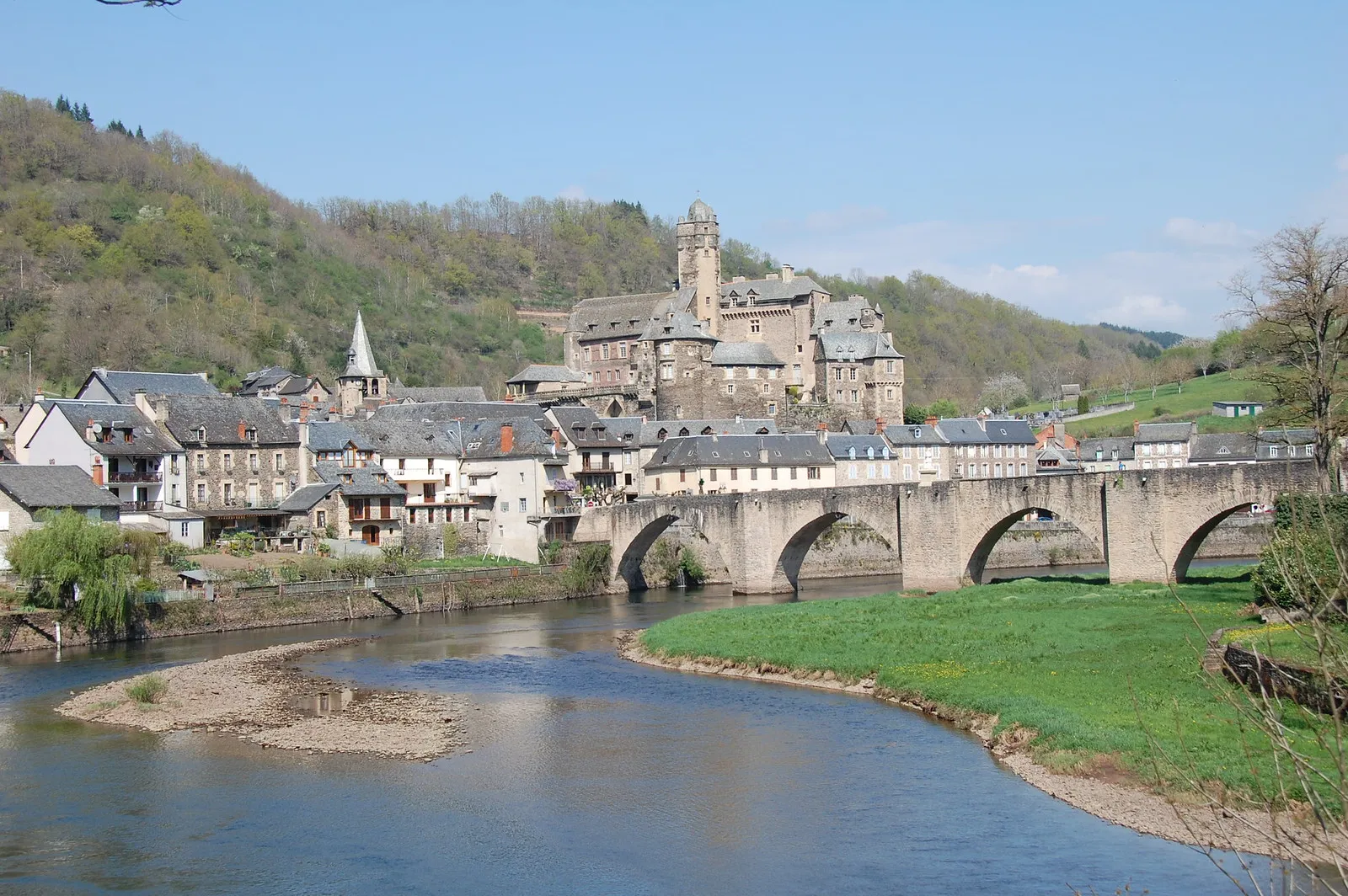 estaing le village medieval de laveyron domine par un chateau au bord du lot 3 estaing le village medieval de laveyron domine par un chateau au bord du lot 3