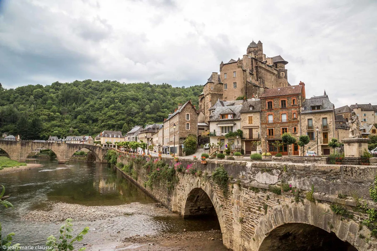 estaing le village medieval de laveyron domine par un chateau au bord du lot 4 estaing le village medieval de laveyron domine par un chateau au bord du lot 4