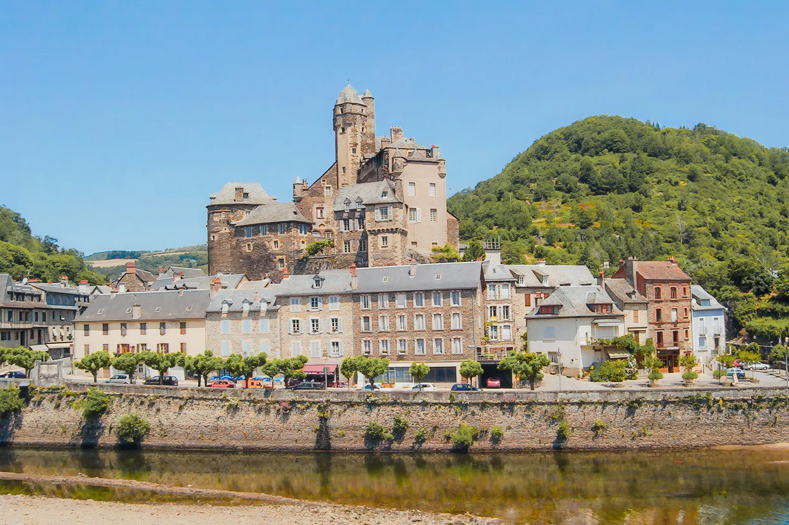 estaing le village medieval de laveyron domine par un chateau au bord du lot 6 estaing le village medieval de laveyron domine par un chateau au bord du lot 6