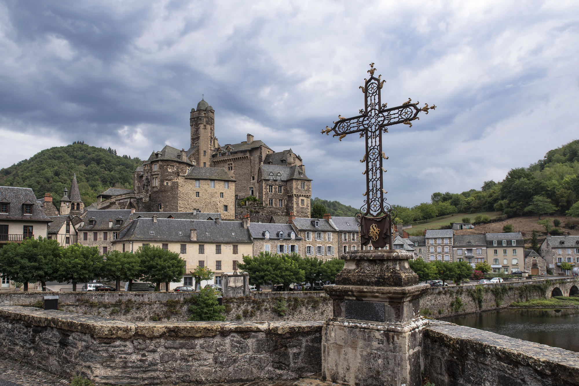 estaing le village medieval de laveyron domine par un chateau au bord du lot croix d estaing estaing le village medieval de laveyron domine par un chateau au bord du lot croix d estaing