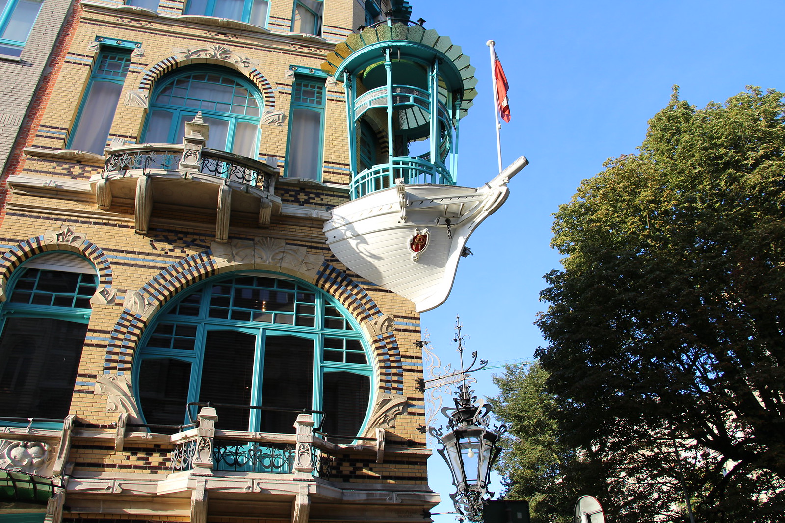 het bootje la maison danvers avec un bateau accroche a sa facade 1 het bootje la maison danvers avec un bateau accroche a sa facade 1