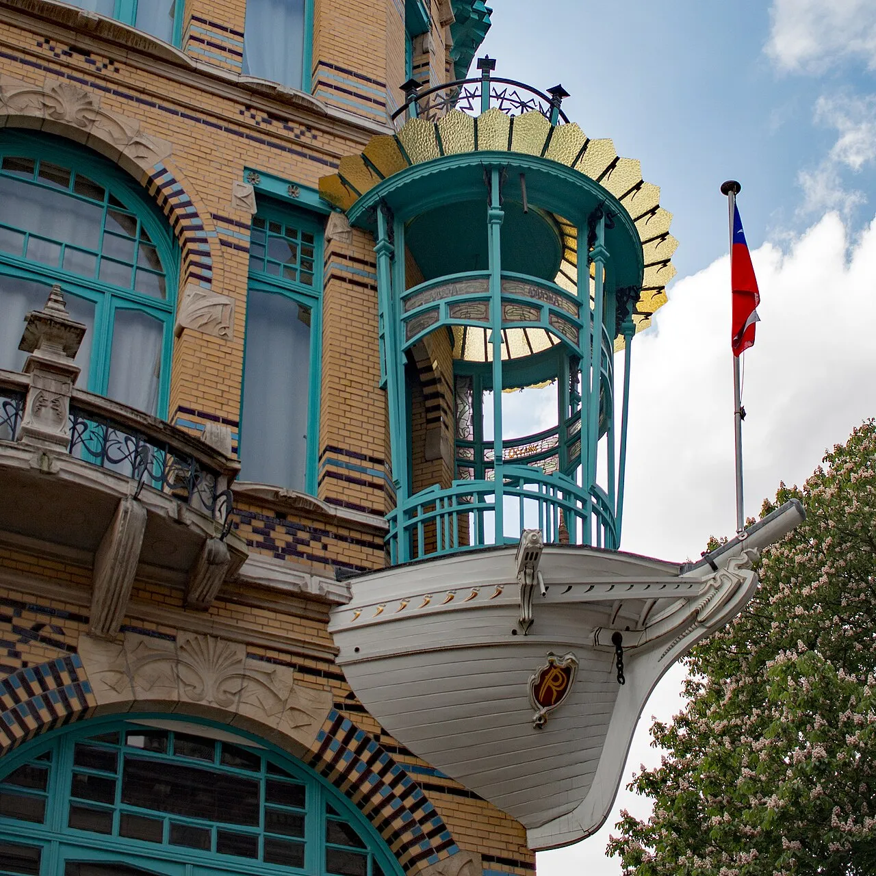 het bootje la maison danvers avec un bateau accroche a sa facade 2 het bootje la maison danvers avec un bateau accroche a sa facade 2