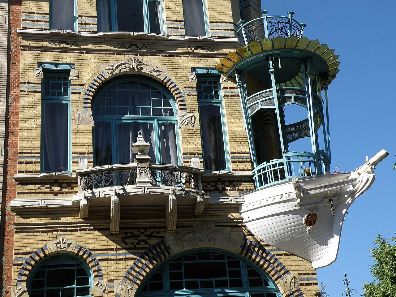 het bootje la maison danvers avec un bateau accroche a sa facade 3 het bootje la maison danvers avec un bateau accroche a sa facade 3