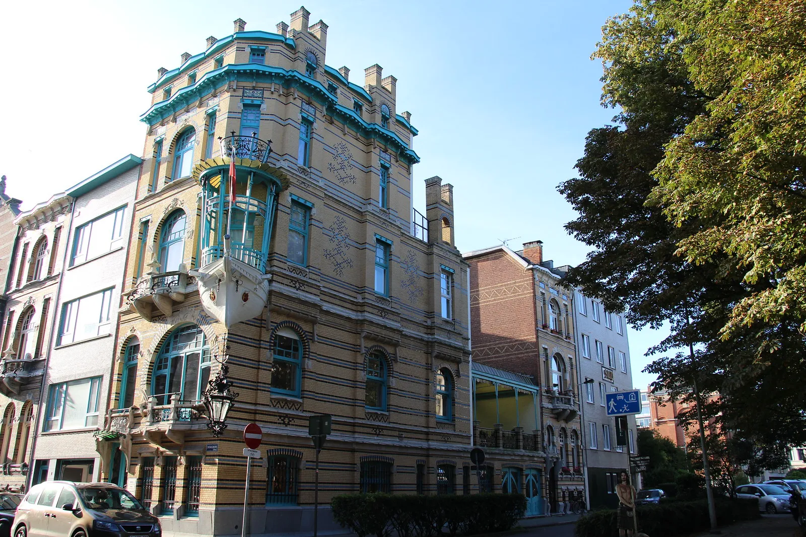 het bootje la maison danvers avec un bateau accroche a sa facade 4 het bootje la maison danvers avec un bateau accroche a sa facade 4