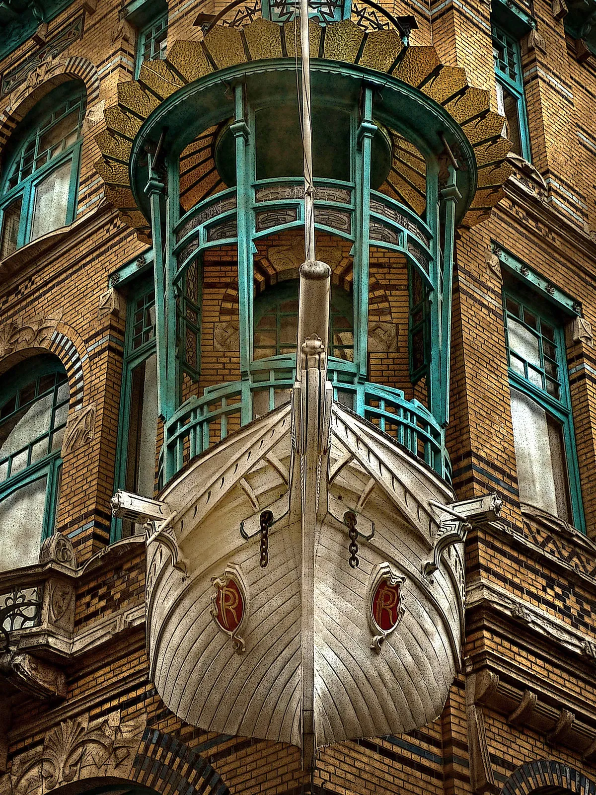 het bootje la maison danvers avec un bateau accroche a sa facade 7 het bootje la maison danvers avec un bateau accroche a sa facade 7